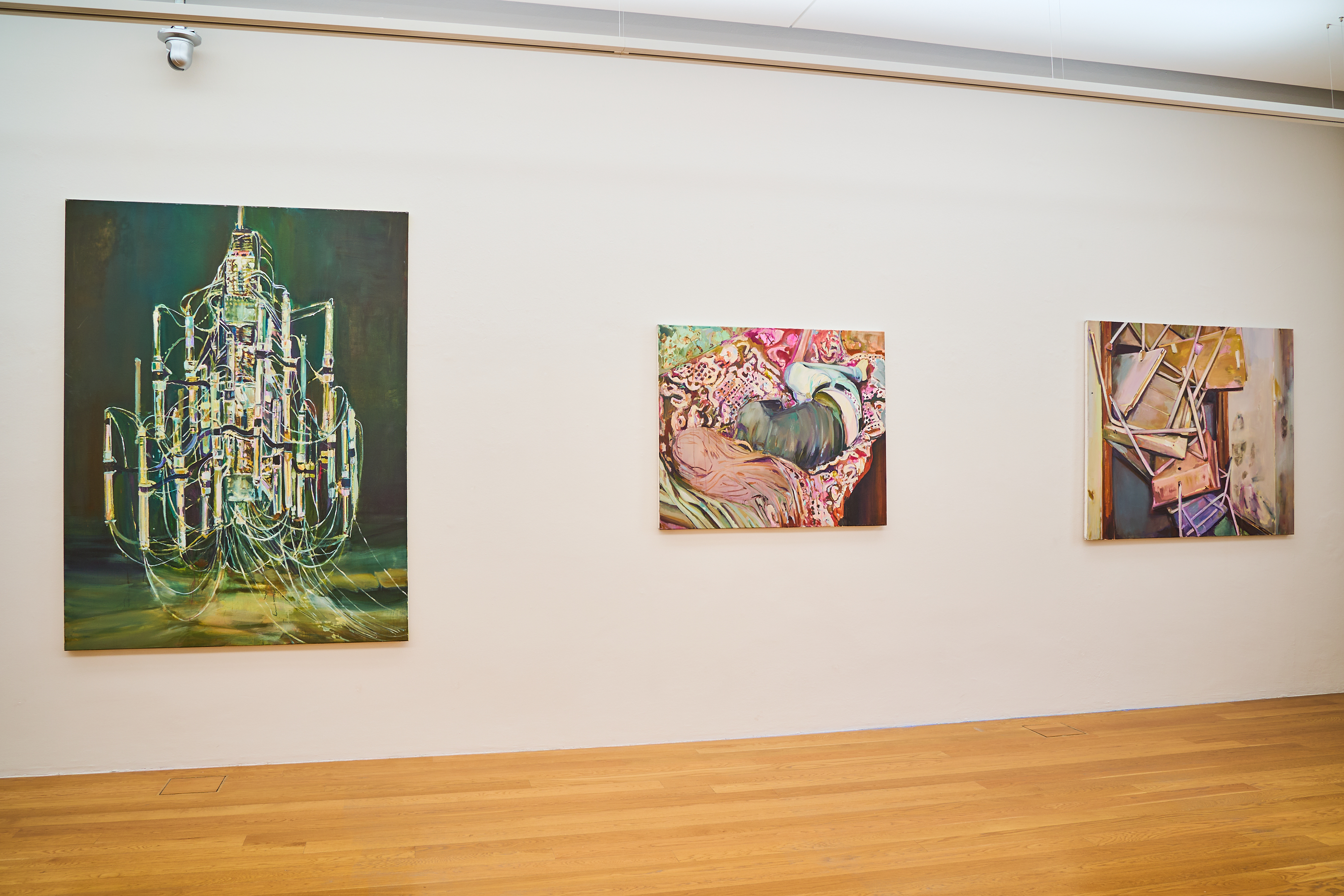 KI generiert: Das Bild zeigt eine Ausstellung mit drei abstrakten Gemälden an einer weißen Wand. Die Gemälde sind unterschiedlich groß und zeigen komplexe, farbenfrohe Muster und Strukturen.