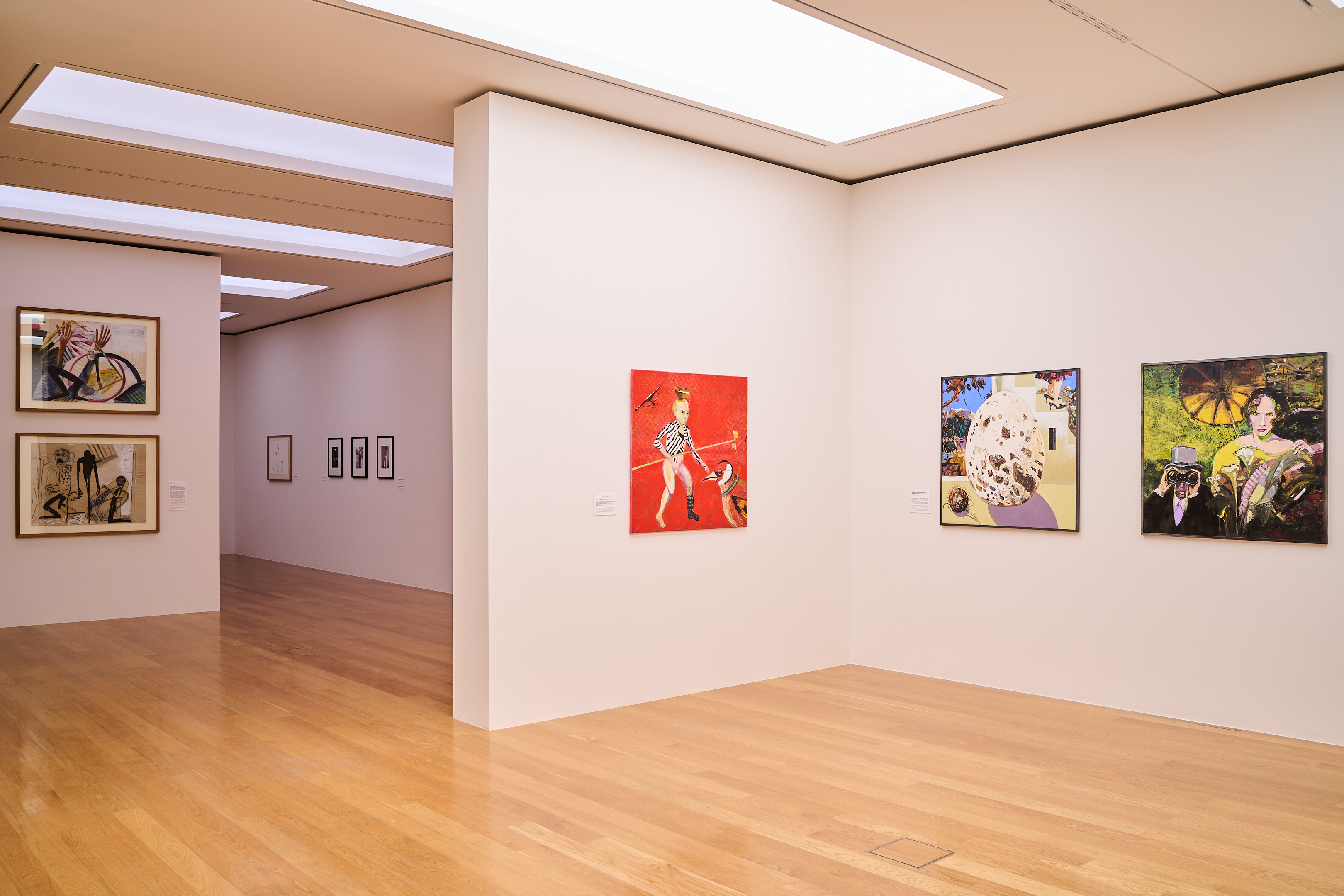 KI generiert: Das Bild zeigt eine moderne Kunstgalerie mit mehreren ausgestellten Gemälden an den weißen Wänden. Der Raum ist hell erleuchtet und hat einen Holzfußboden.