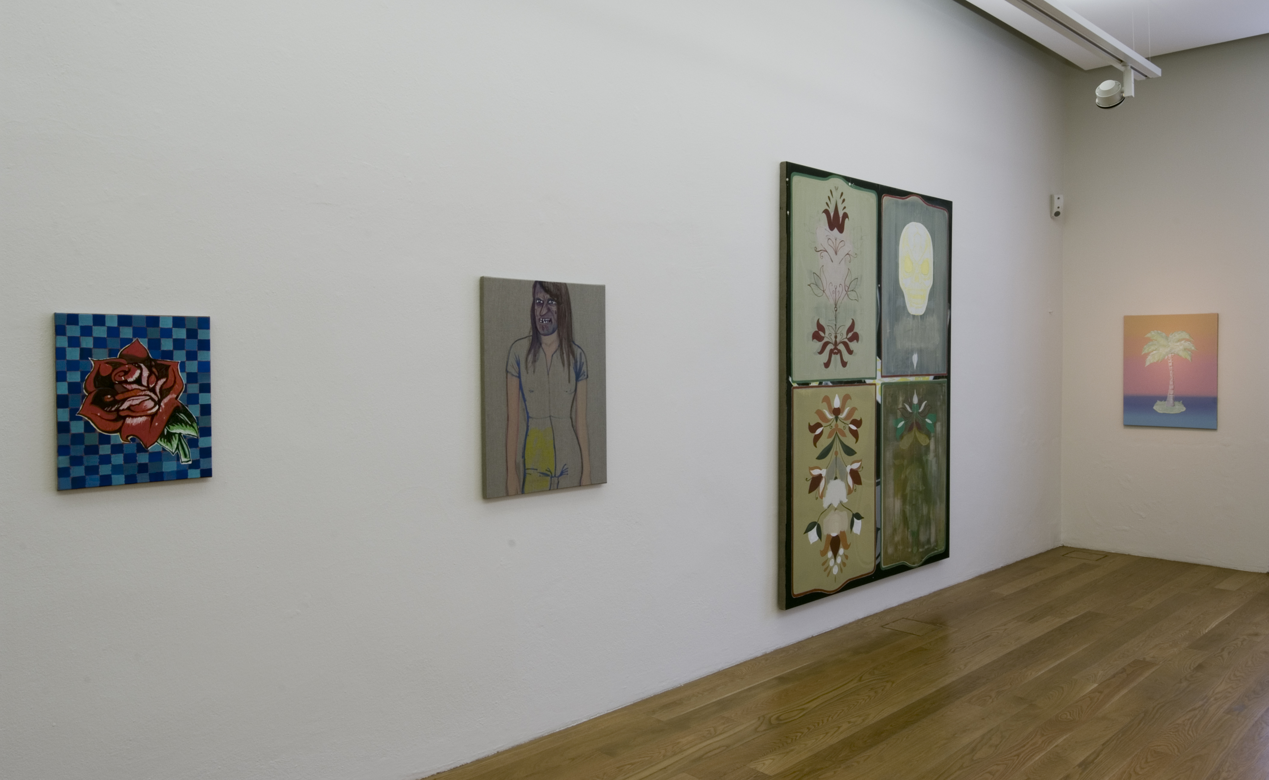 KI generiert: Das Bild zeigt eine Galerie mit mehreren Kunstwerken an der Wand, darunter Gemälde mit unterschiedlichen Motiven wie eine Rose und ein menschliches Porträt. Der Raum hat einen Holzfußboden und eine weiße Wand, die die ausgestellten Kunstwerke betont.