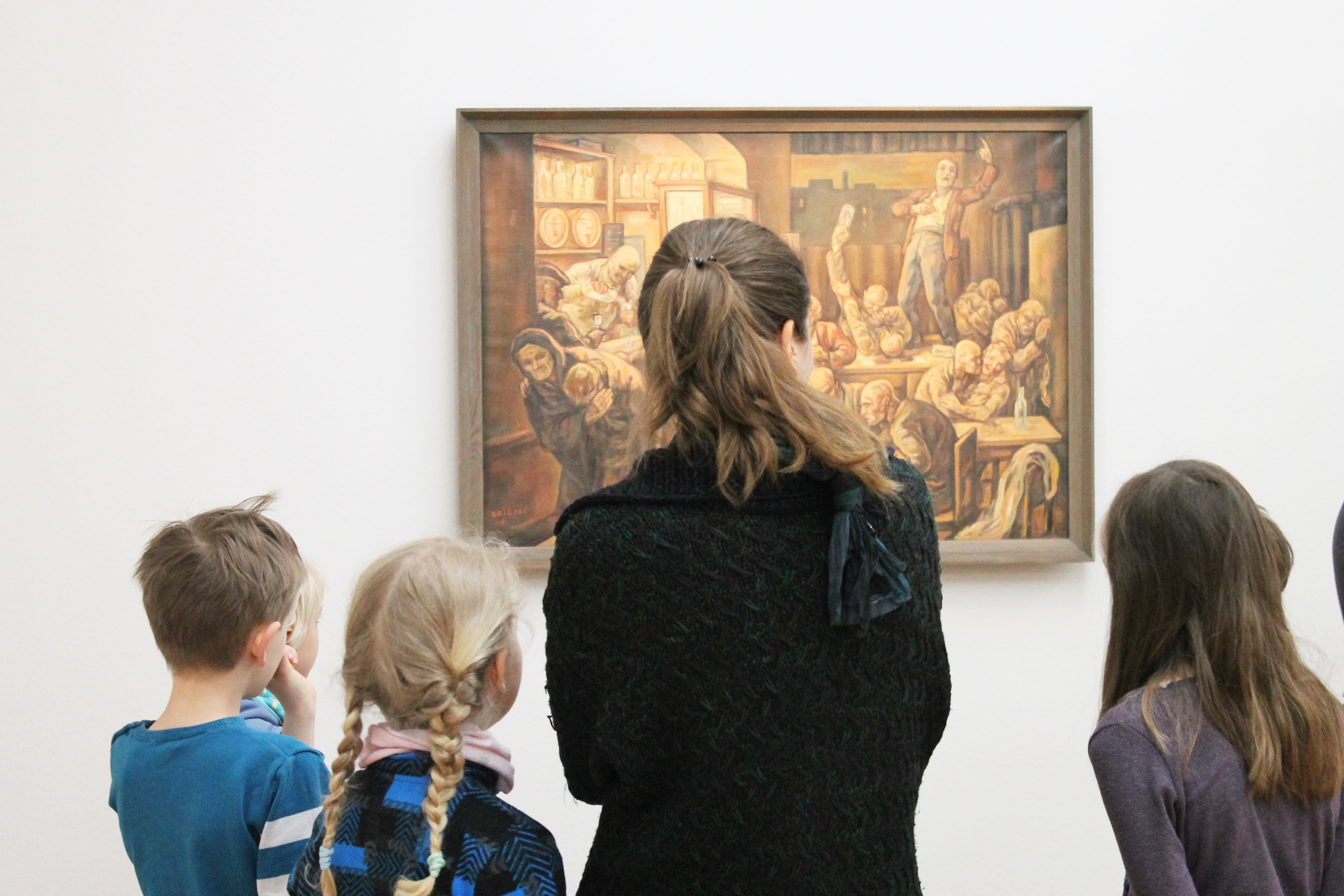 KI generiert: Das Bild zeigt eine Gruppe von Menschen, die ein Gemälde in einem Museum betrachten. Im Vordergrund sind fünf Personen von hinten zu sehen, während das Gemälde eine belebte Szene in einem Innenraum darstellt.