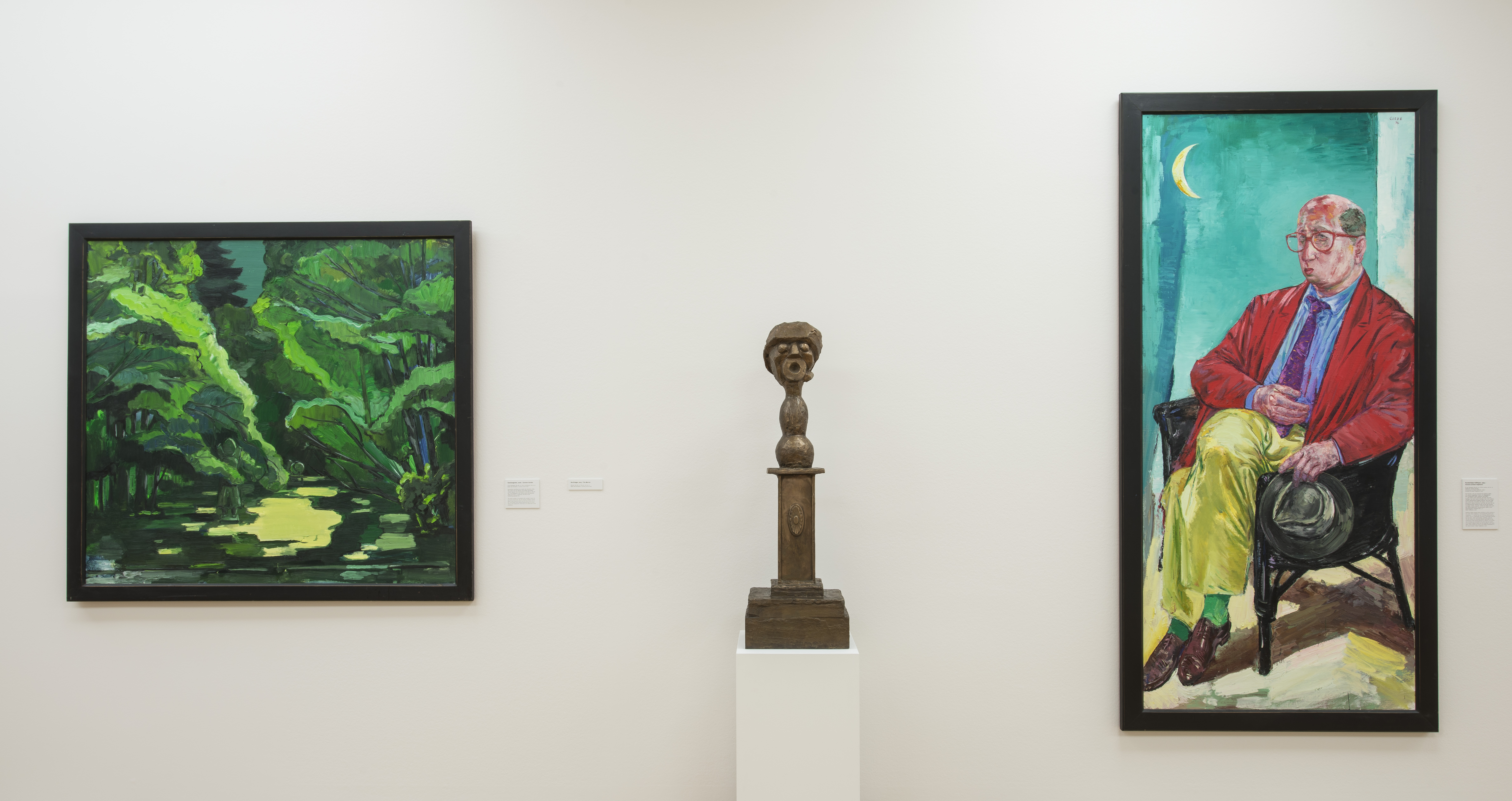 KI generiert: Das Bild zeigt eine Kunstinstallation mit zwei Gemälden und einer Skulptur. Links ist ein Gemälde mit grünen Pflanzenfarben, in der Mitte steht eine hölzerne Skulptur, und rechts ist ein Porträt eines Mannes in einem roten Mantel unter einem Mond.