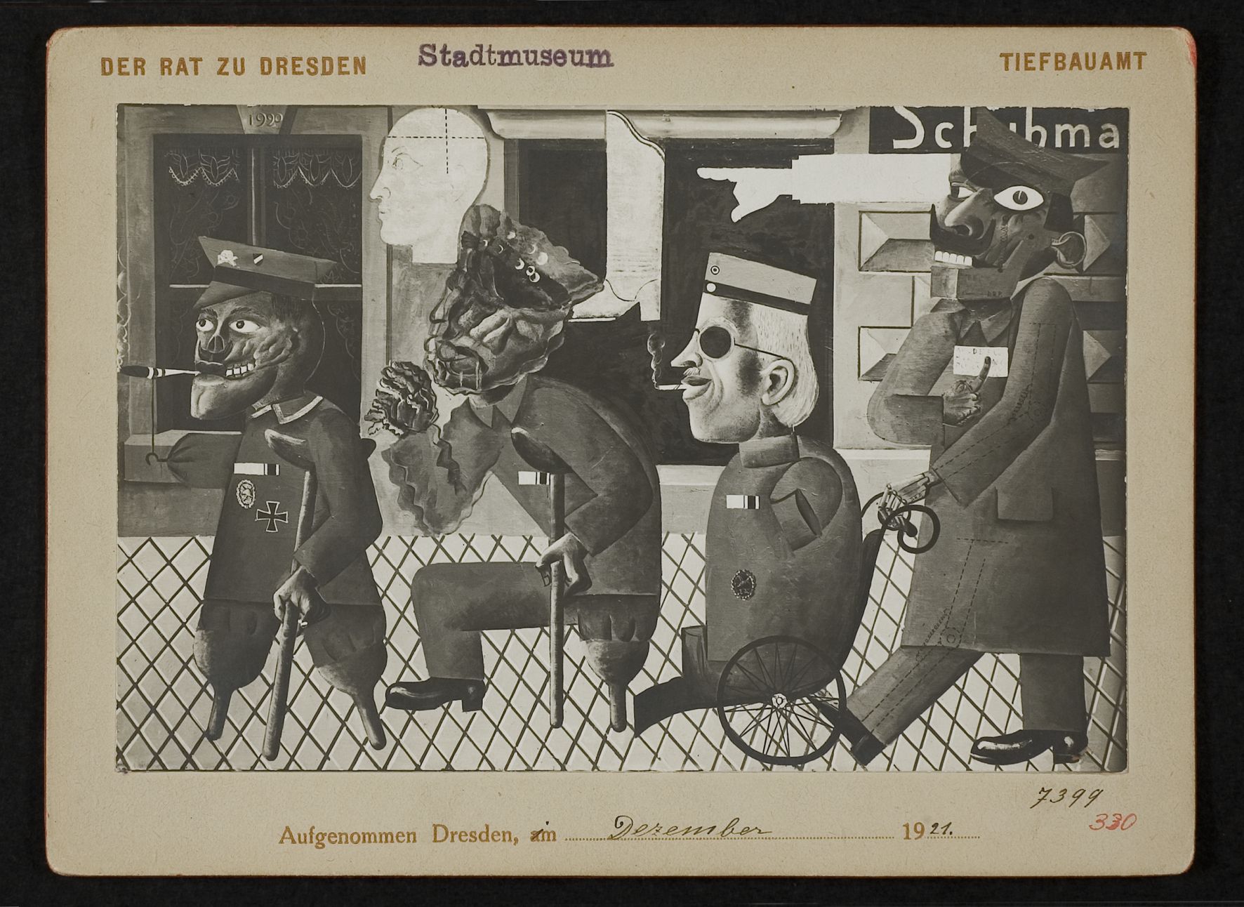 KI generiert: Das Bild zeigt eine groteske Darstellung von vier uniformierten Figuren, die durch eine Straße gehen. Es handelt sich um eine satirische oder kritische Illustration, aufgenommen in Dresden im Dezember 1921.