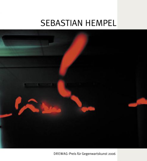 KI generiert: Das Bild zeigt ein Kunstwerk von Sebastian Hempel mit abstrakten, roten Lichtformen vor einem dunklen Hintergrund. Es wurde im Rahmen des DREWAG-Preises für Gegenwartskunst im Jahr 2006 ausgezeichnet.