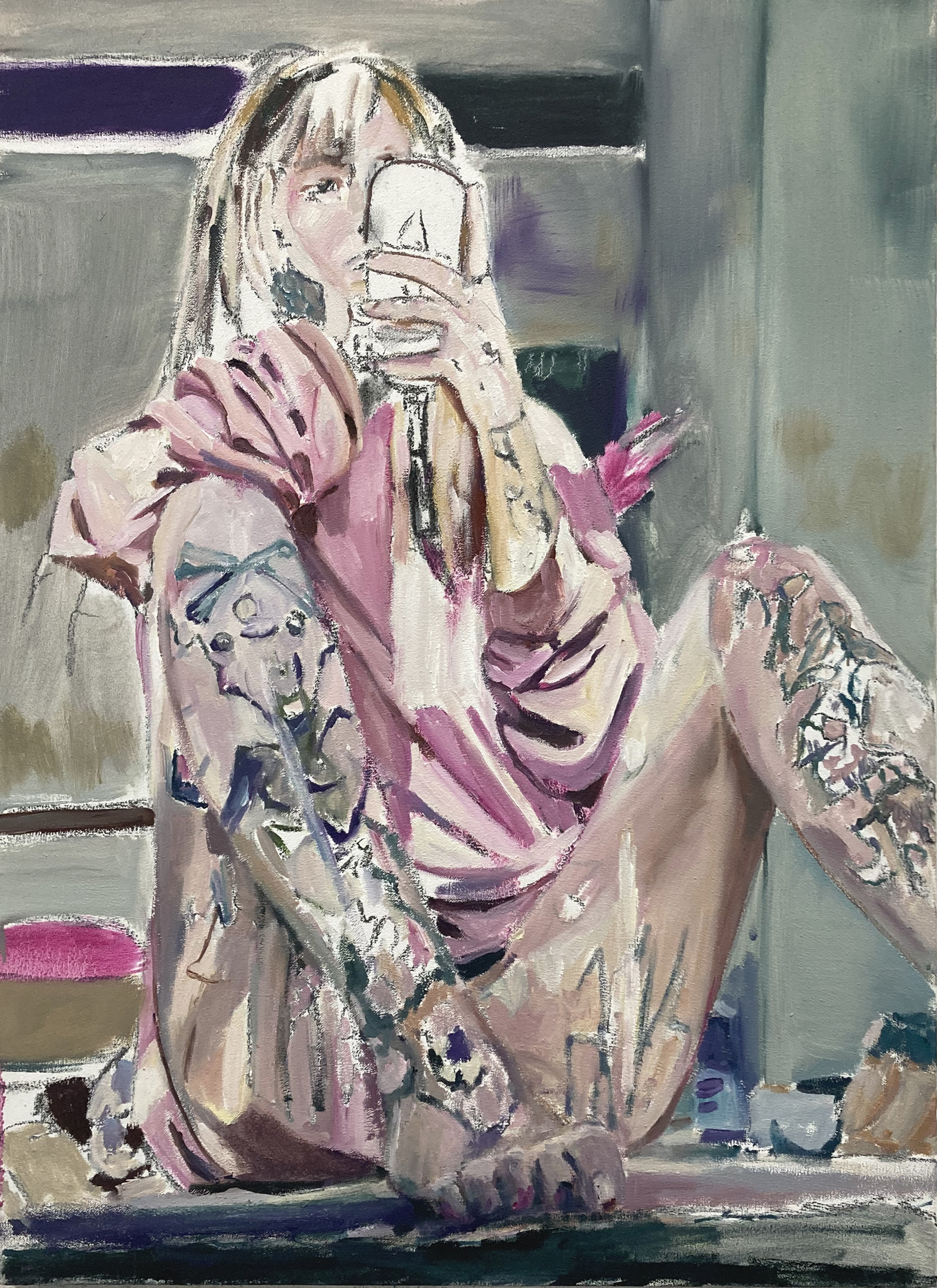 KI generiert: Das Bild zeigt ein gemaltes Porträt einer Person, die ein Selfie macht. Sie trägt ein rosa Outfit und hat detaillierte Tätowierungen auf den Beinen und Armen.
