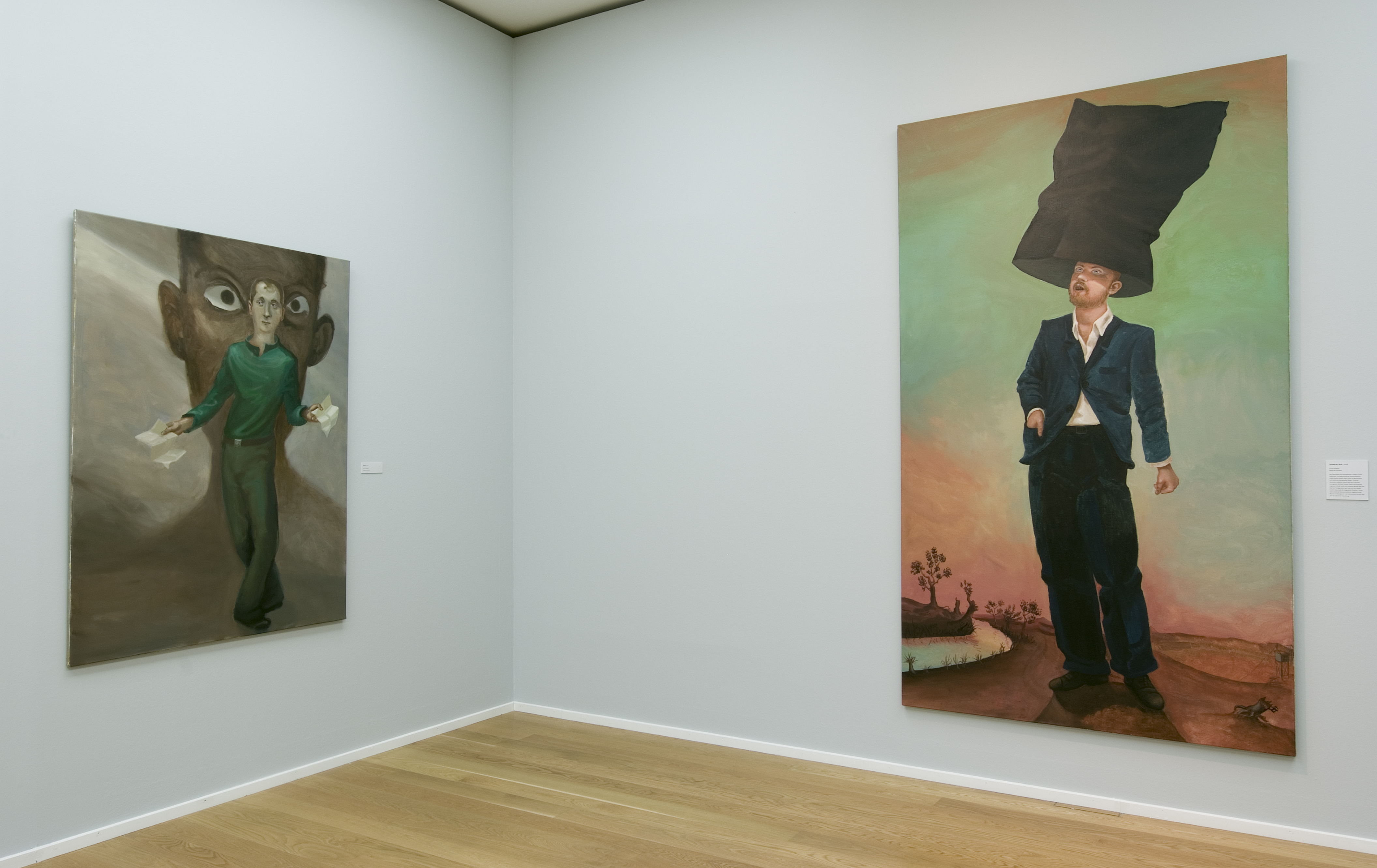 KI generiert: Das Bild zeigt eine Ausstellung mit zwei großformatigen Gemälden an einer weißen Wand. Eines zeigt eine Person mit einem überdimensionalen Kopf im Hintergrund, das andere eine Person mit einem schwarzen Sack über dem Kopf.