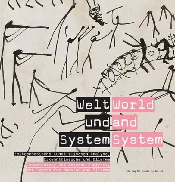 KI generiert: Das Bild zeigt ein Cover mit abstrakten, strichartigen Zeichnungen von Figuren und Text. Die Überschrift "Welt und System" wird sowohl auf Deutsch als auch Englisch präsentiert, gefolgt von einem Untertitel über zeitgenössische Kunst.