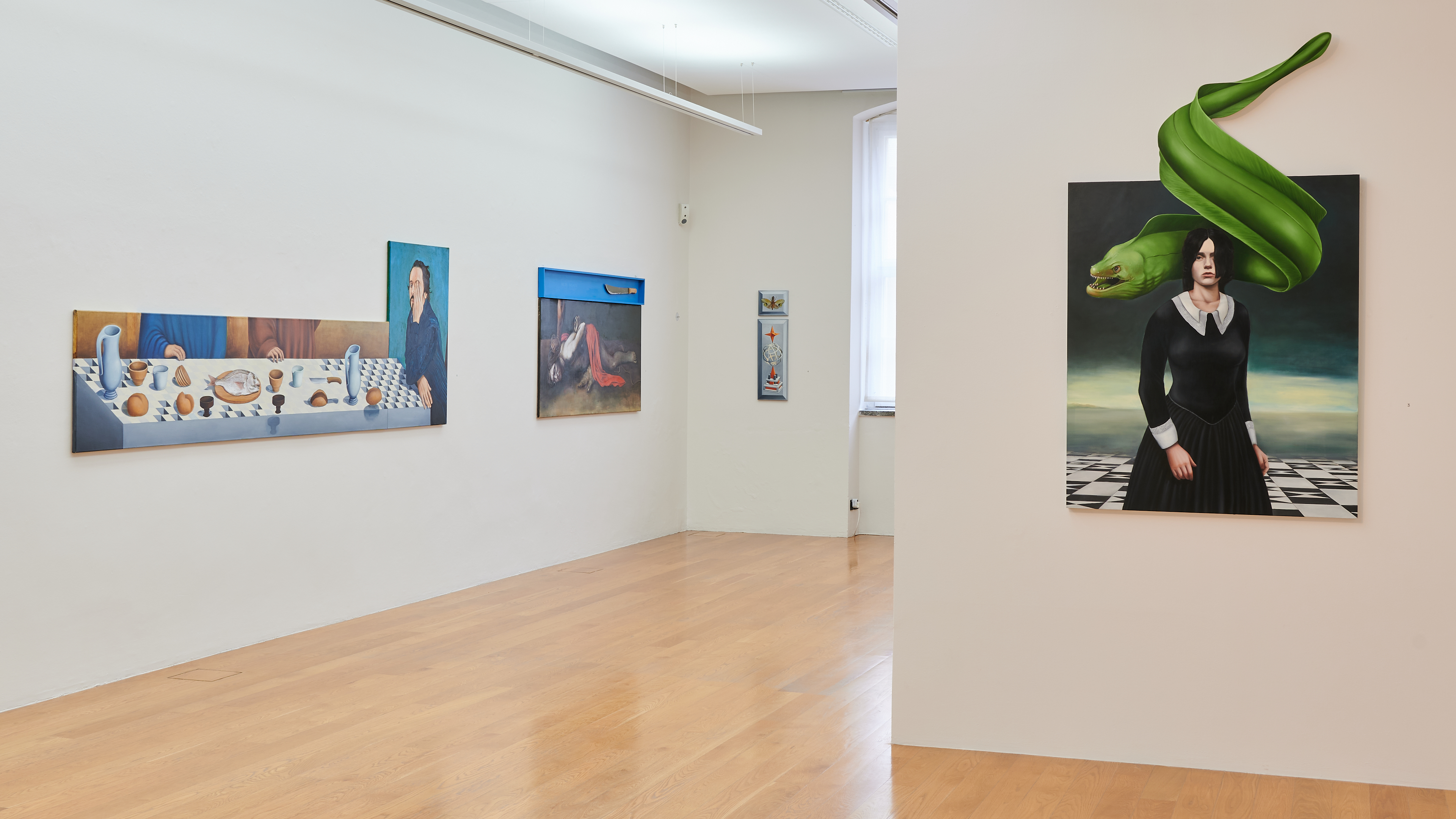 KI generiert: Das Bild zeigt eine Galerie mit mehreren Kunstwerken an den Wänden. Ein auffälliges Gemälde im Vordergrund zeigt eine Person mit einer grünen Schlange auf dem Kopf.