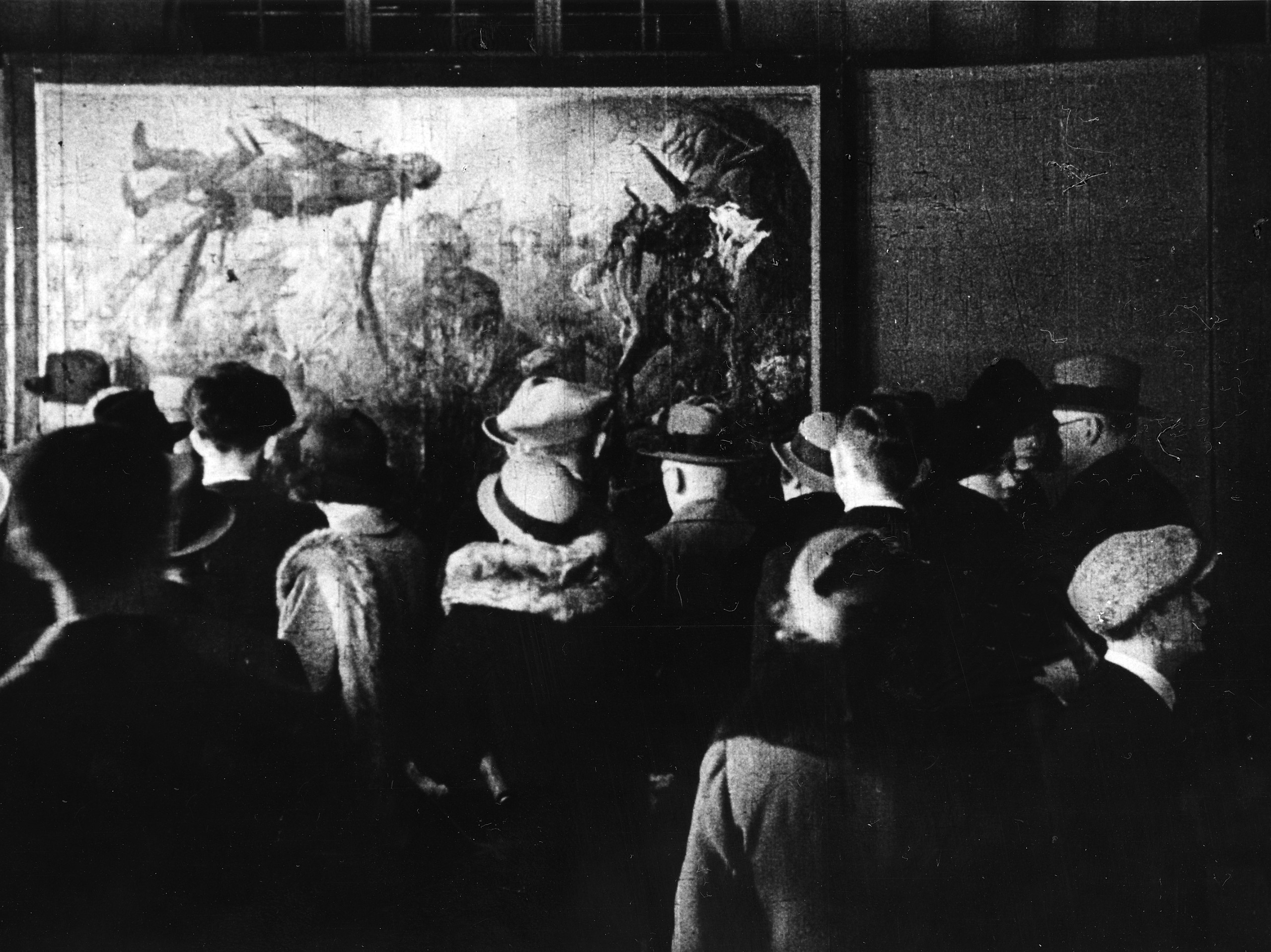 In der Ausstellung »Entartete Kunst« im Neuen Rathaus, Sept./Okt. 1933. Besucher vor dem Gemälde der Schützengraben von Otto Dix