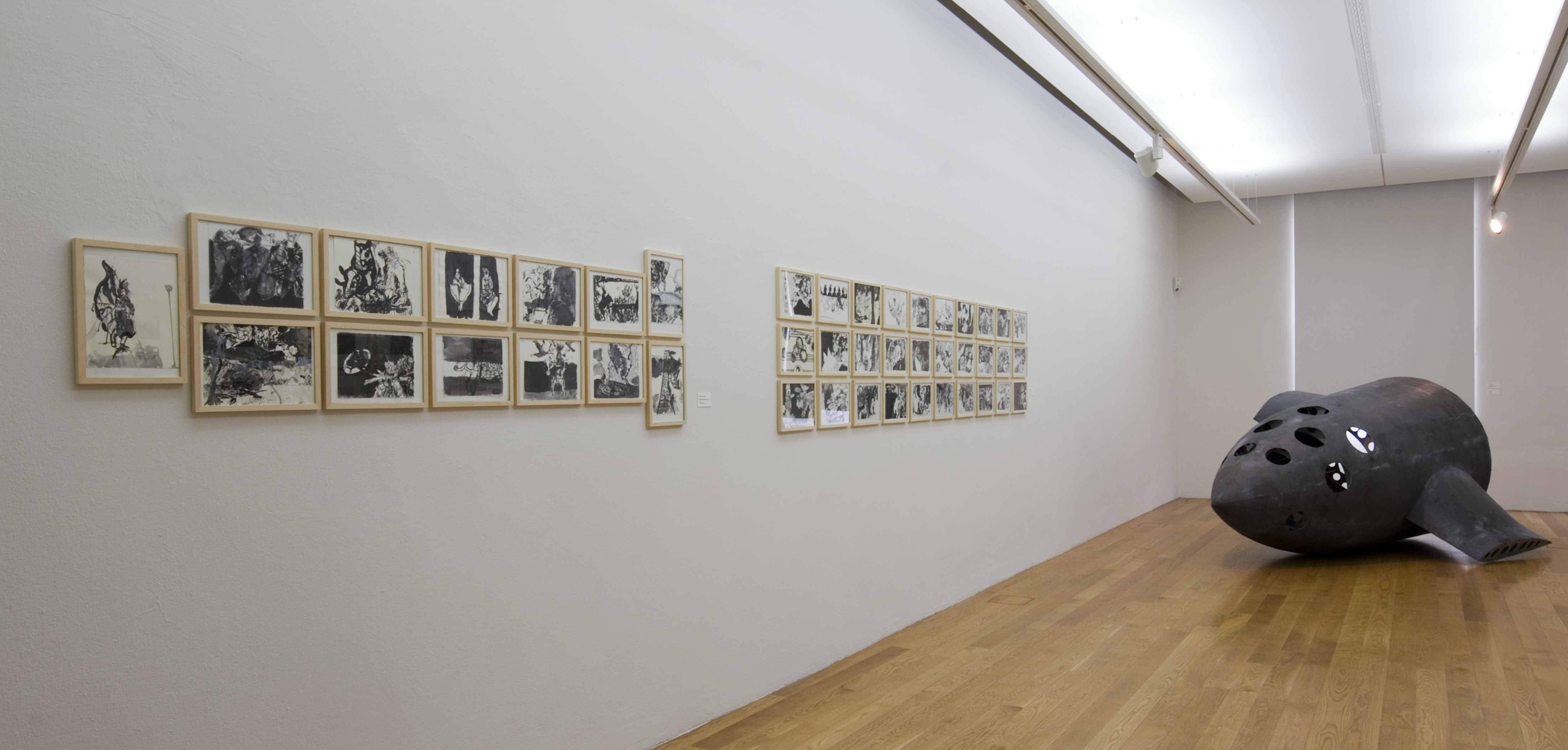 KI generiert: Das Bild zeigt eine Galerie mit einer Ausstellung von gerahmten Bildern an der Wand und einer großen skulpturalen Installation in Form eines Schattenwesens auf dem Boden. Der Hauptinhalt des Bildes ist die künstlerische Darstellung und Installation in einem modernen Ausstellungsraum.