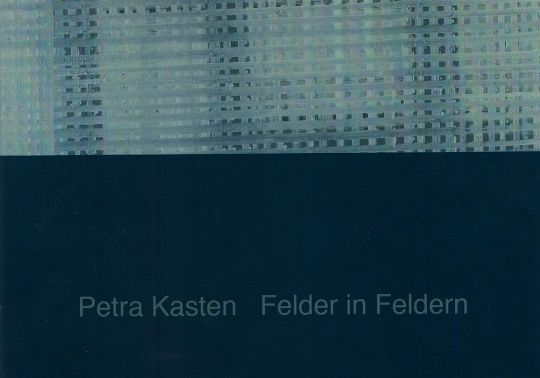 KI generiert: Das Bild zeigt ein abstraktes Kunstwerk mit einem oberen Abschnitt, der eine strukturierte, gitterartige Musterung aufweist, und einem einfarbigen, dunklen unteren Bereich. Auf dem unteren Bereich ist Text in heller Schrift zu lesen, der den Namen "Petra Kasten" und den Titel "Felder in Feldern" enthält.