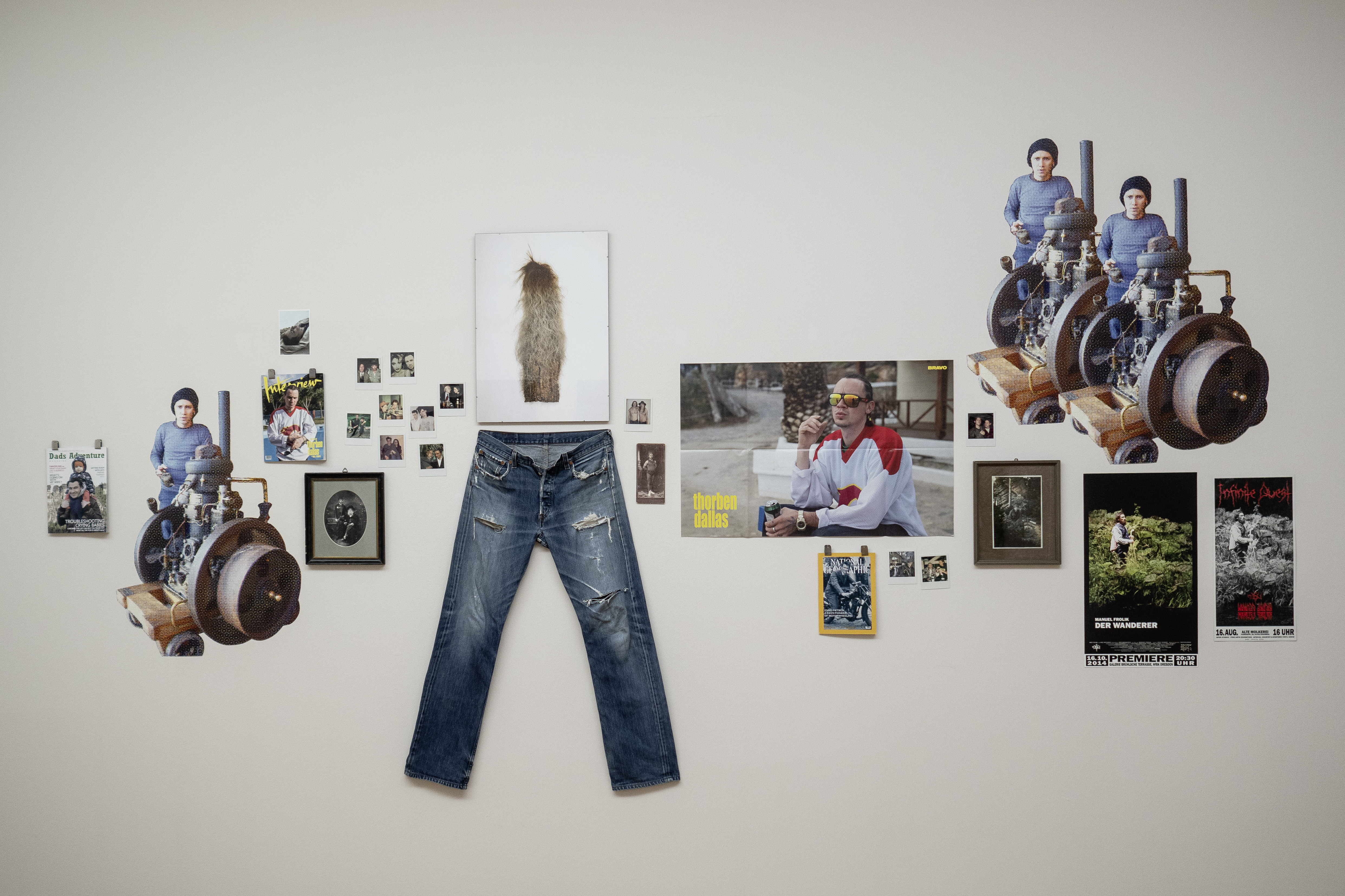 AI generated: The image shows a collage of different photographs, including people and machines, as well as a pair of jeans on a wall. The arrangement has an artistic feel and combines different visual elements to create an overall work of art.