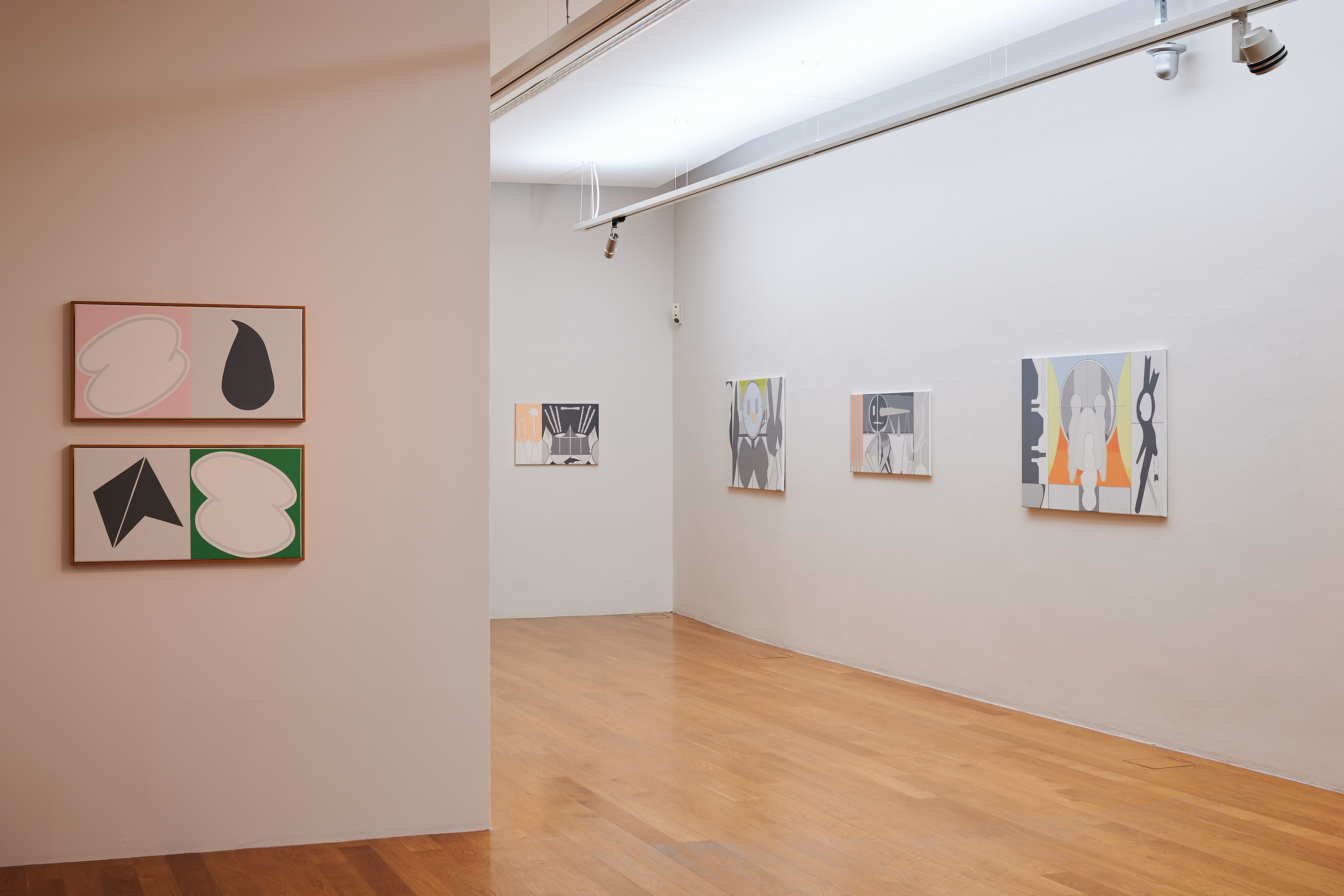 KI generiert: Das Bild zeigt eine Kunstgalerie mit minimalistischen, abstrakten Gemälden an weißen Wänden und einem Holzboden. Die Werke sind in verschiedenen Farben gestaltet und regelmäßig entlang der Wände angeordnet.